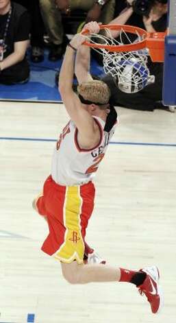 Houston Rockets' Chase Budinger finishes a blindfolded dunk in honor of former Phoenix Suns' Cedric Ceballos, who performed a blindfolded dunk in 1992, during the NBA basketball All-Star Slam Dunk contest, Saturday, Feb. 25, 2012, in Orlando, Fla. (AP Photo/Chris O'Meara) (AP) / SA