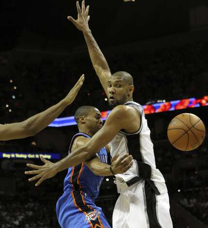 Oklahoma City Thunder's Russell Westbrook (0) passes around San Antonio Spurs' Tim Duncan (21) during the first half of game two of the NBA Western Conference Finals in San Antonio, Texas on Tuesday, May 29, 2012. Kin Man Hui/Express-News (Kin Man Hui / San Antonio Express-News) / SA