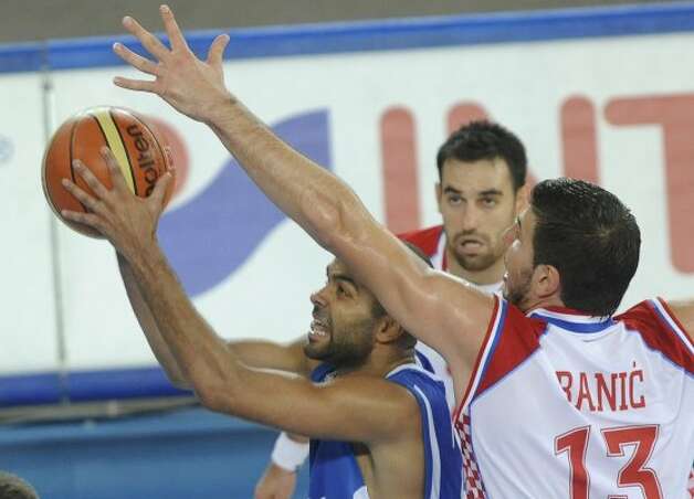 France's Tony Parker, left, is challenged by Croatia's Marko Banic during their EuroBasket 2009, European Basketball Championships group E qualifying round match in Bydgoszcz, Sunday, Sept. 13, 2009. (Alik Keplicz / Associated Press) / SA
