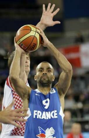 France's Tony Parker, center, is challenged by Croatia's Sandro Nicevic during their EuroBasket 2009, European Basketball Championships group E qualifying round match in Bydgoszcz, Poland, Sunday Sept. 13, 2009. (Darko Vojinovic / Associated Press) / SA
