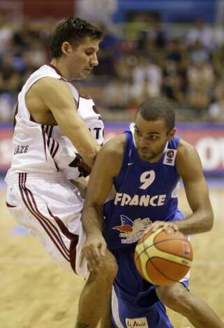 France's Tony Parker, right, is challenged by Latvia's Kristaps Valters during their EuroBasket 2009, European Basketball Championships group B match in Gdansk, northern Poland, Tuesday Sept. 8, 2009. (Darko Vojinovic / Associated Press) / SA