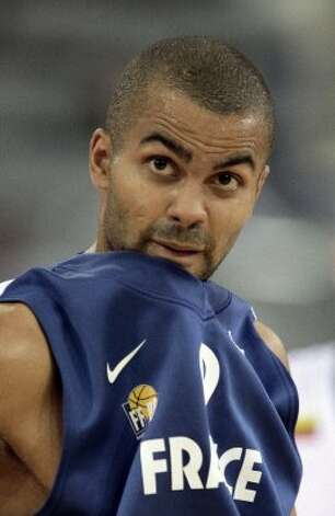 France's Tony Parker reacts during his second round game against Lithuania at the European Basketball Championships in Madrid September 10, 2007. (Victor Fraile / Reuters) / SA