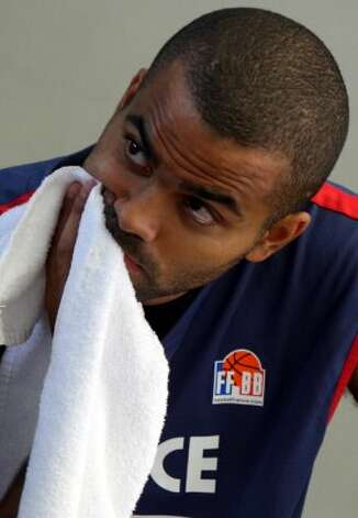 France's Tony Parker, who also plays for the NBA's San Antonio Spurs, looks on as he receives treatment during a training session of the French national basketball team in Geispolsheim, eastern France, Thursday Aug. 9, 2007. (Christian Lutz / Associated Press) / SA
