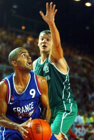France's Tony Parker, left, goes to the basket under Sarunas Jasikevicius, of Lithuania, on the third and last day of the basketball European friendly tournament held in Strasbourg, eastern France, Sunday, Aug. 17, 2003. (Cedric Joubert / Associated Press) / SA