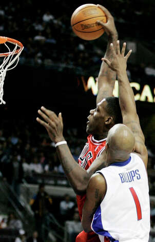 The Chicago Bulls' Eddy Curry dunks going past the Detroit Pistons' Chauncey Billups (1) in the first quarter Saturday, Jan. 22, 2005, in Auburn Hills, Mich. (Duane Burleson / Associated Press) Photo: DUANE BURLESON, AP / AP