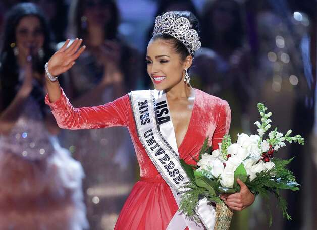 Miss USA, Olivia Culpo, waves to the crowd after being crowned as Miss Universe. Photo: AP / SL