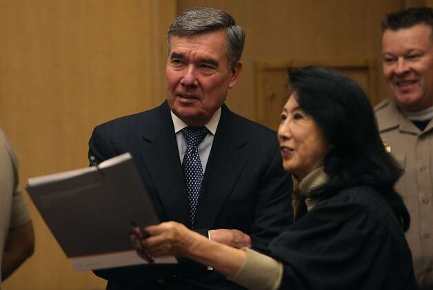 R. Gil Kerlikowske (left), director of the Office of National Drug Control Policy, visits Judge Lillian Sing at the Community Justice Center. Photo: Liz Hafalia, The Chronicle / SF