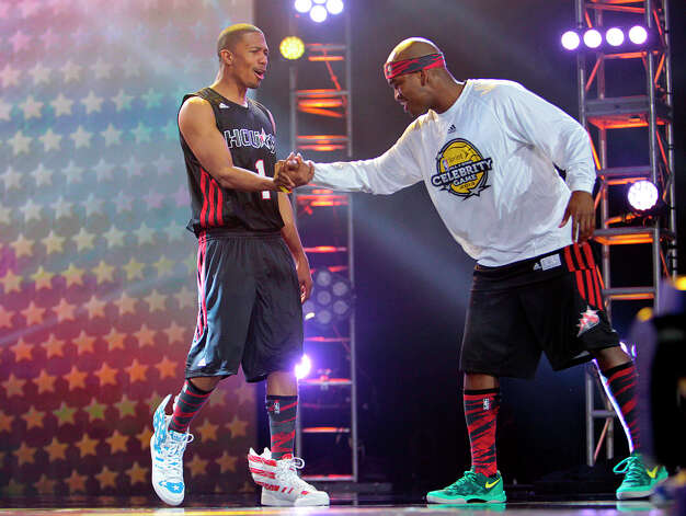 (l-r) Actor Nick Cannon greets singer Ne-Yo during the 2013 Sprint All-Star Celebrity game. Photo: Billy Smith II, Houston Chronicle / © 2013 Houston Chronicle