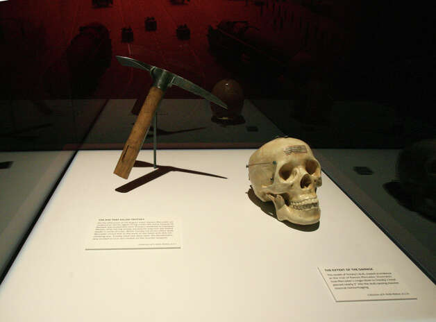 박물관에서 얼음 도끼와 트로츠키의 두개골 모델