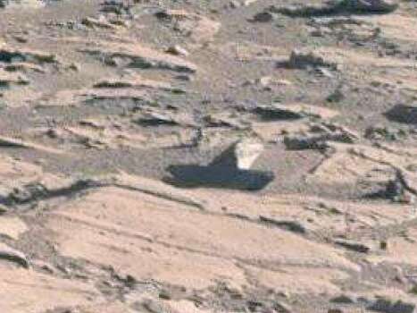 A toy boat left on Mars  (zoomed).