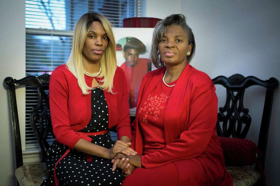 Vera Thompkins, right, with daughter Quinta'le Ross, still has no answers in the 2009 shooting death of her son Quincy. Photo: Marie D. De Jesus, Staff / © 2014 Houston Chronicle
