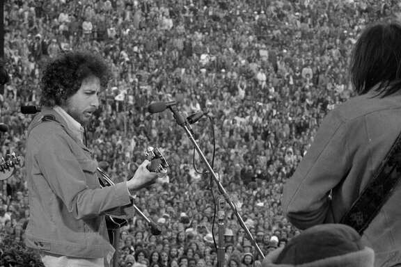 March 23, 1975: Bob Dylan makes a surprise appearance at the SNACK concert, organized by Bill Graham with the support of Mayor Joe Alioto, Willie Mays, Cecil Williams, Jerry Garcia and Carlos Santana.