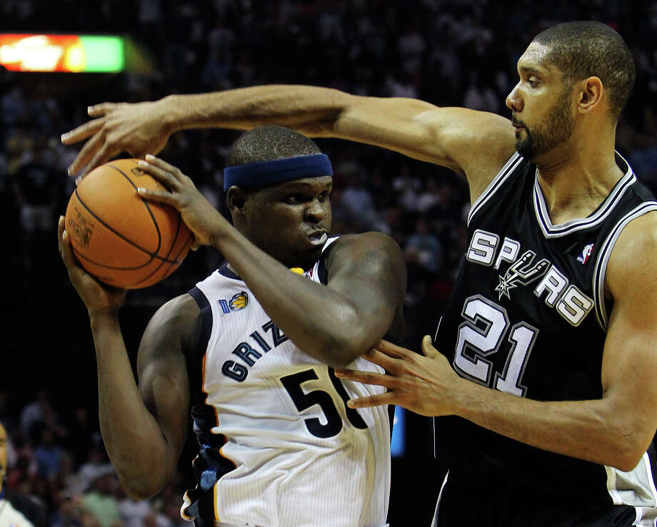 Spurs’ Tim Duncan (right) attempts to swat the ball from Memphis Grizzlies’ Zach Randolph in the second half in Game 6 of the first round of the Western Conference playoff at the FedEx Forum in Memphis on April 29, 2011. Photo: Kin Man Hui /San Antonio Express-News / San Antonio Express-News NFS