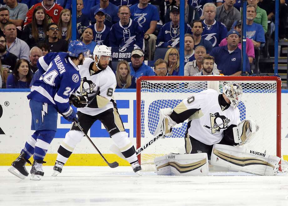 Tampa Bay’s Ryan Callahan tips the puck past Pittsburgh goalie Matt Murray 17 seconds into the game, for the first of the Lightning’s four goals. Photo: Chris O'Meara, Associated Press