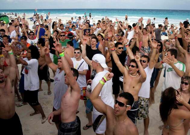 Spring breakers chant 'Build that wall!' during Cancun cruise