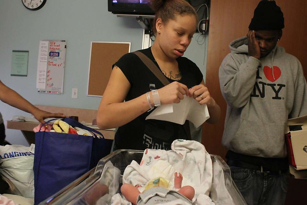 Brijjanna Price, 16, and her baby's father Quindell Anderson prepare their baby to go home from the hospital, Friday Nov. 9, 2012, from Alta Bates Summit Medical Center in Berkeley. Photo: Lacy Atkins, The Chronicle