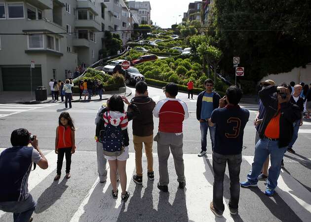 2 Chinese tourists mugged near famed section of Lombard Street