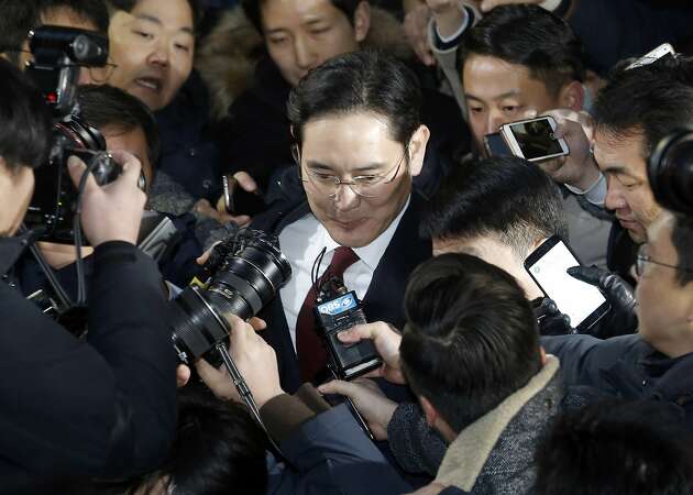 Arrest of Samsung heir sought in graft scandal