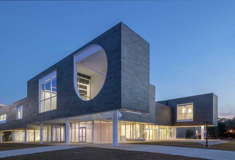 The exterior of Rice University's Moody Center for the Arts, designed by Michael Maltzan, has an upper facade of grey brick and a ground floor of glass. Photo: Nash Baker / © Nash Baker