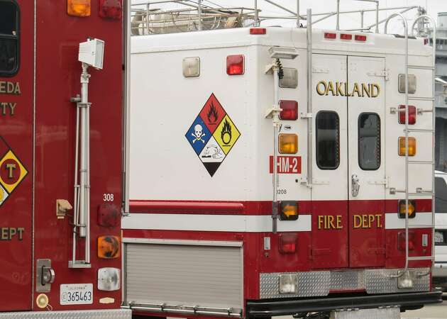 1 person killed in predawn blaze at Oakland apartment building