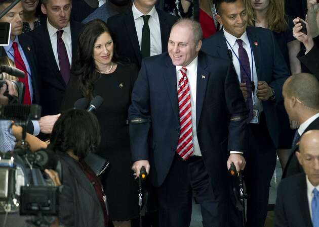 Wounded Scalise returns to Capitol to bipartisan cheers
