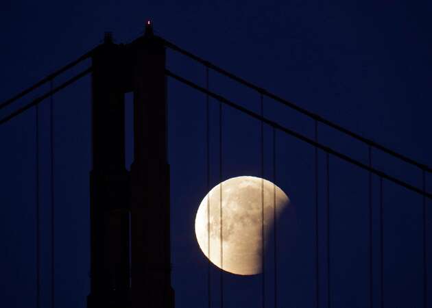 Super blue blood moon brings out Bay Area eclipse fans